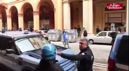 UN POLIZIOTTO UMILIATO DA UN GRUPPO DI RAGAZZINI SI SFOGA DAVANTI ALLE TELECAMERE