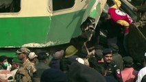 عشرات القتلى في تصادم بين قطارين في باكستان
