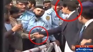 What Imran Khan did with guard in Supreme Court?