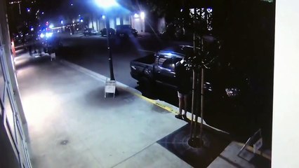 Un homme ivre a la mauvaise idée de pisser sur une voiture...