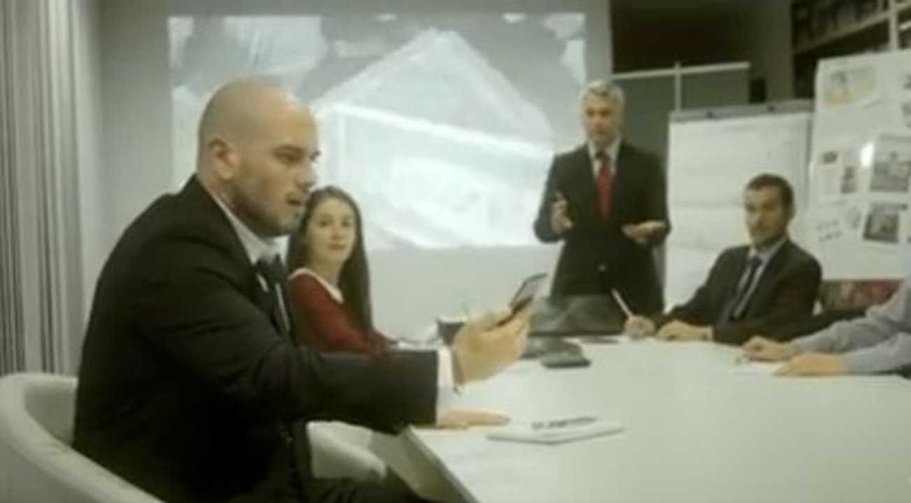 Une femme se déguise en mariée pour faire peur...
