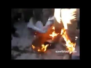 خطير لحظة اشعال مواطن مدينة العيون النيران فى نفسه +18