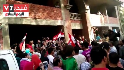 متبرعو حملة "كلنا مصريين" يرددون: "الجيش والشعب إيد واحدة"