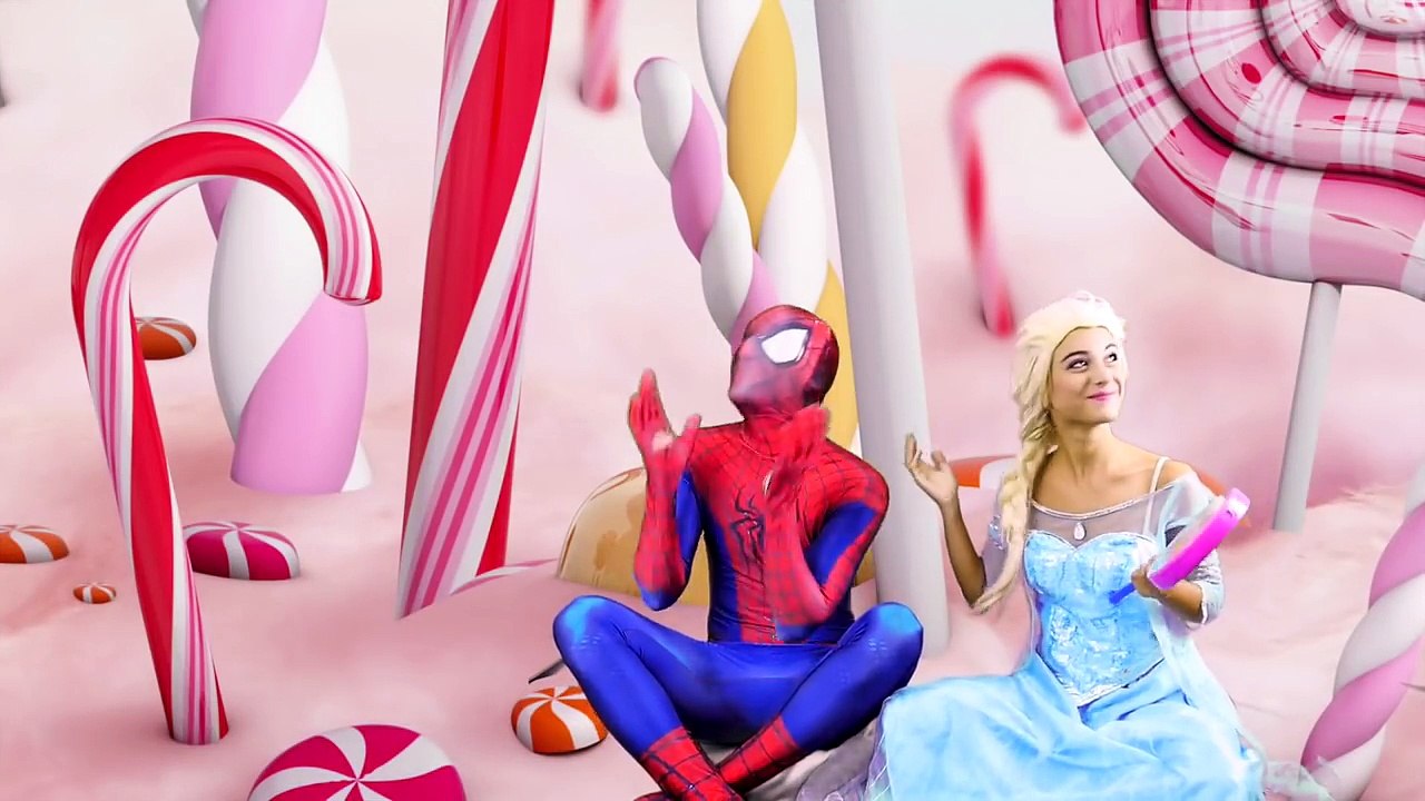 Spiderman vs a terra de doces w Elsa Frozen & o guarda-roupa mágico! Superman na vida real