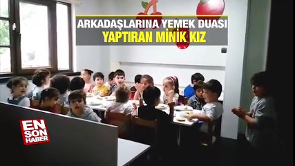 Arkadaşlarına yemek duası yaptıran minik kız