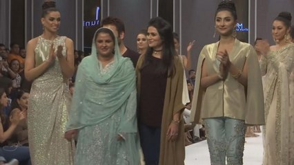 La moda contro la violenza sulle donne a Karachi