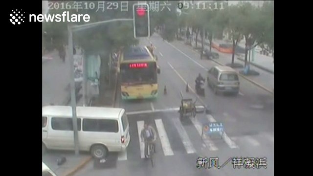 Man trapped under van rescued by passersby