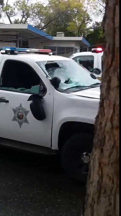 Un policier américain se crash avec sa voiture, tente de s'échapper avec un autre policier à sa poursuite !