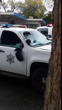 Un policier américain se crash avec sa voiture, tente de s'échapper avec un autre policier à sa poursuite !