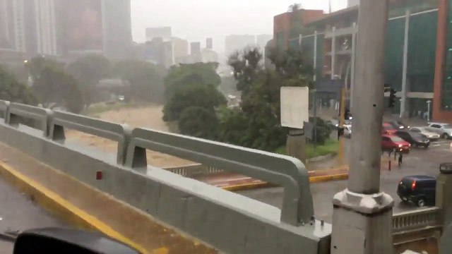 Así se desbordó el río Guaire por las fuertes lluvias