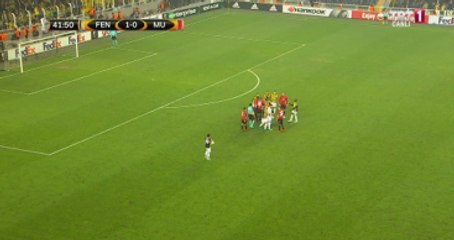 Zlatan İbrahimoviç, Simon Kjaer'in Boğazına Yapıştı, Ortam Kızıştı