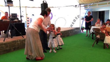 Всем жениться надо! Девочка потрясла всех гостей