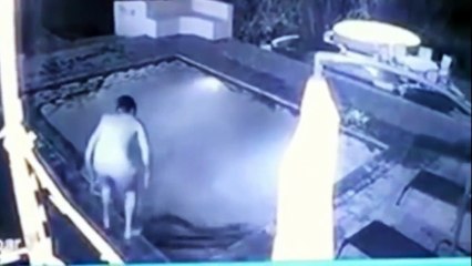 Cocodrilo ataca a una pareja en una piscina.