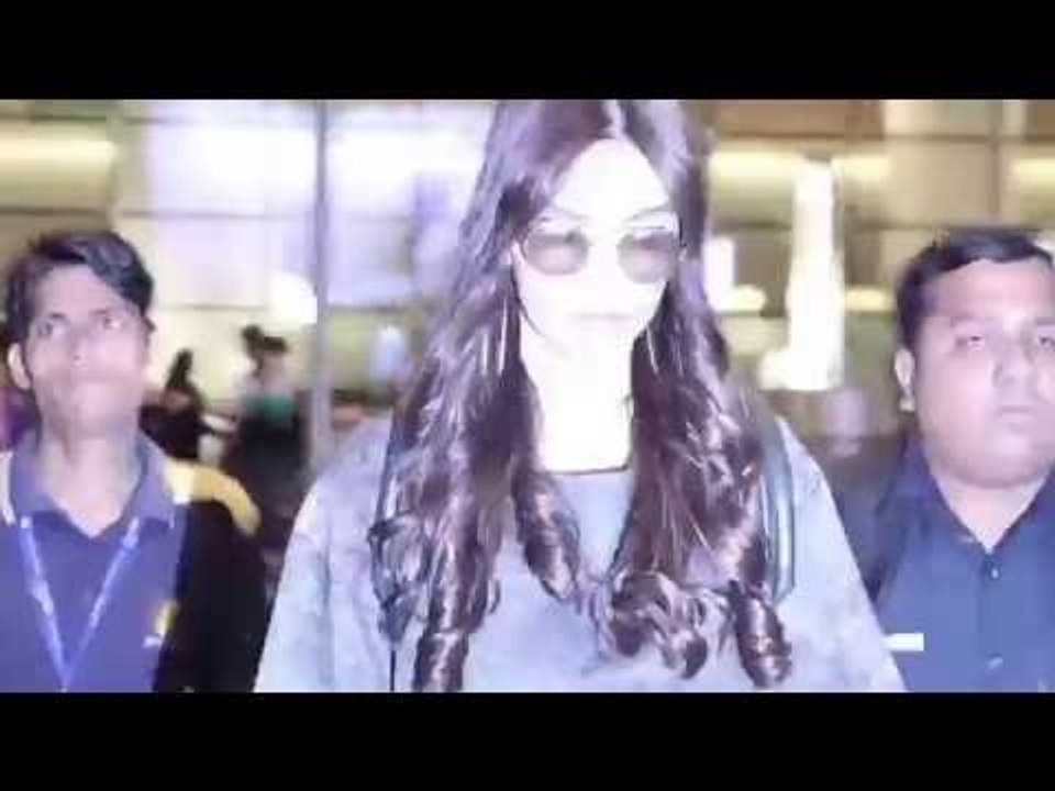 Sonam Kapoor spotted at Mumbai Airport