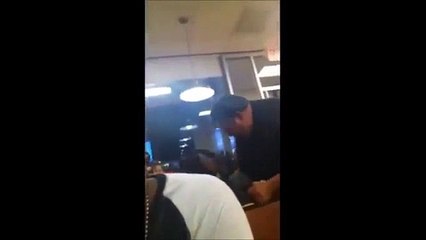 Il frappe sa femme au resto mais quand ce colosse se lève il va rapidement le regretter!