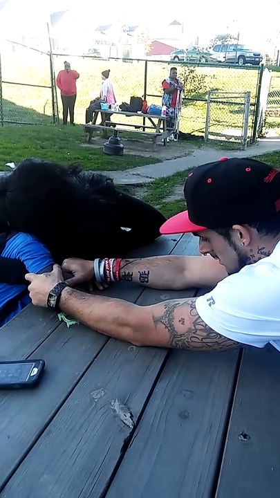 Un père apprend à son fils que sa mère est décédée d'une overdose de drogue, le monde entier fond en larmes.