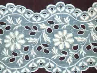 DENTELIÈRES ET BRODERIES