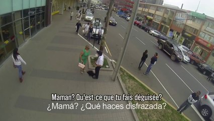 Cet homme insulte une passante, mais quand elle enlève sa perruque, il est sous le choc!