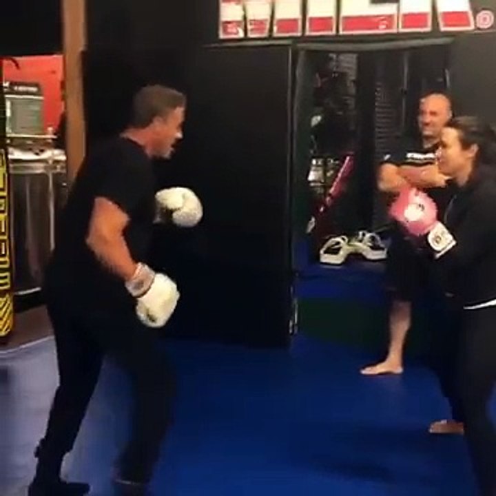 Demi Lovato envoie Sylvester Stallone au tapis lors d'un combat de boxe