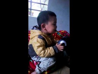 Bé 2 tuổi hát " Em Yêu Anh Như Câu Hò Ví Dặm" Rất Kute