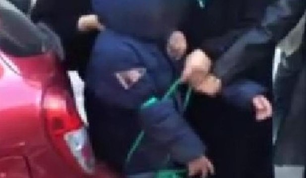 Çocuğunu arabasına bağlayarak sürükledi... 'Siz insan değilsiniz'