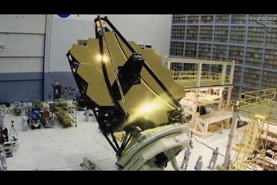 JWST : première levée du miroir dans la plus grande salle blanche du monde
