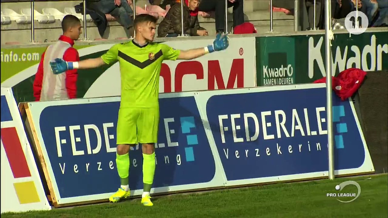 Ce gardien de foot balance le ballon sur le ramasseur de balles pour se venger