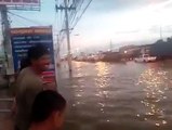 Il fait du jet-ski sur les routes inondées en Thaïlande !