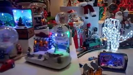 Des chats détruisent les décorations pour Noël !