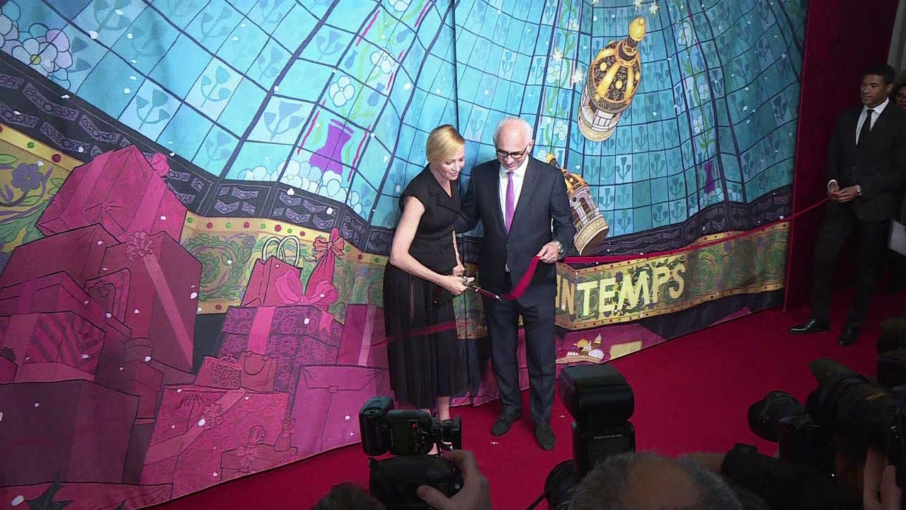 Uma Thurman inaugure les vitrines de Noël au Printemps Haussman