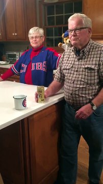 Il ouvre une bière vieille de 32 ans pour feter la victoire de son équipe de Baseball