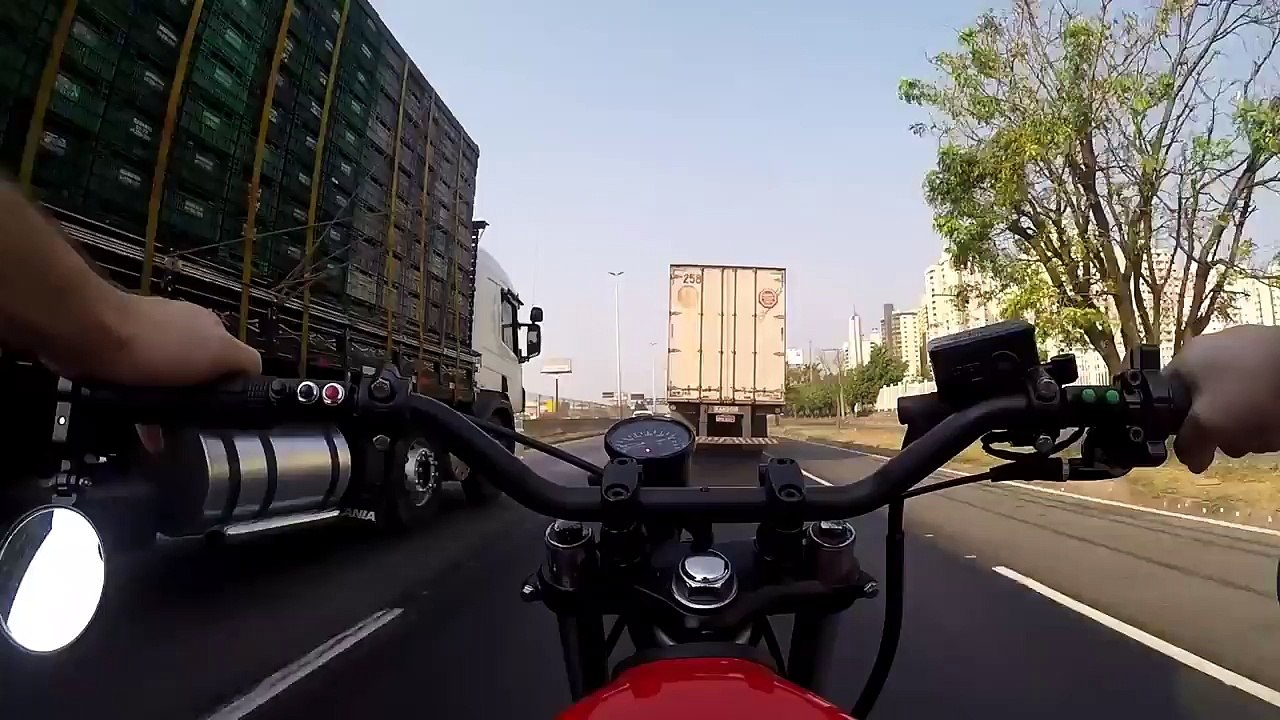 Ce motard évite un pneu de camion de justesse sur l'autoroute... Chanceux