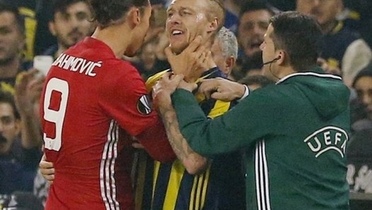 Zlatan Ibrahimovic VS Simon Kjaer (Fenerbahçe-MU) - Vidéo ...