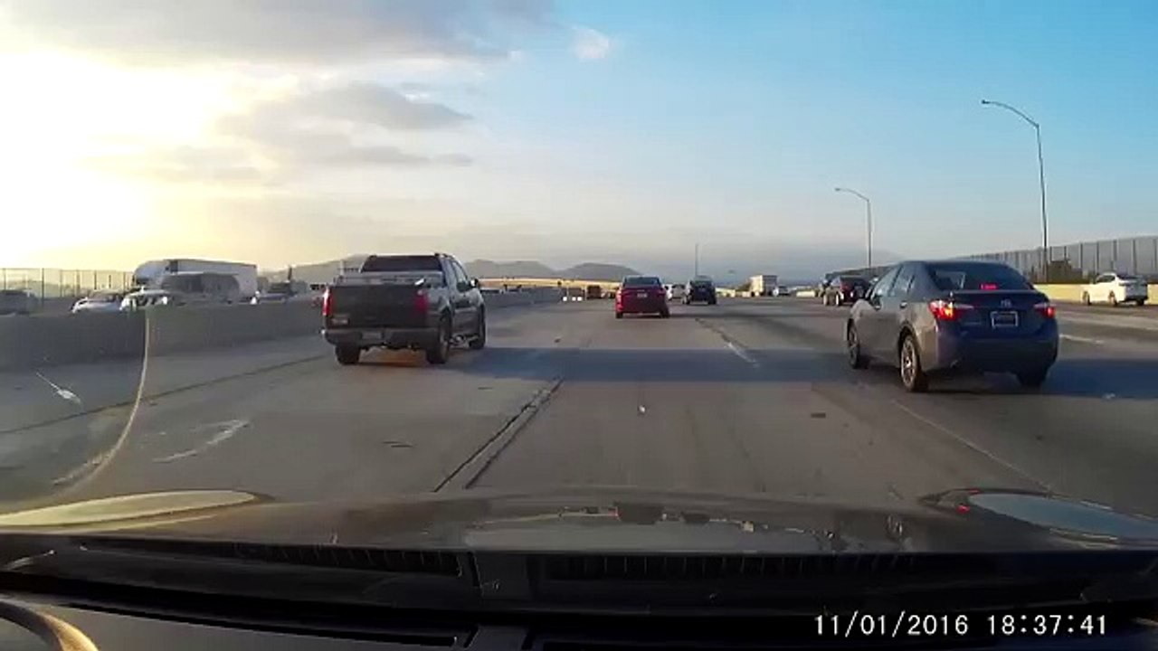 Voilà pourquoi il faut toujours regarder devant soi quand on fait de la moto !