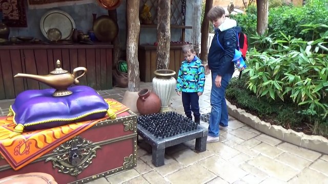 Диснейленд катаемся на машинках и на карусели ночное шоу Disneyland Мистер Макс & Мисс Катя (новый выпуск 05 11 2016)