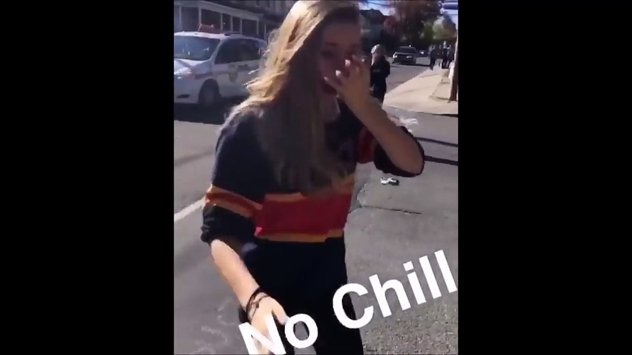 Elle frappe un cheval et se prend un gros coup de sabot