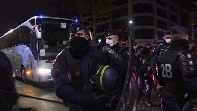 Francia evacúa campo de migrantes en París