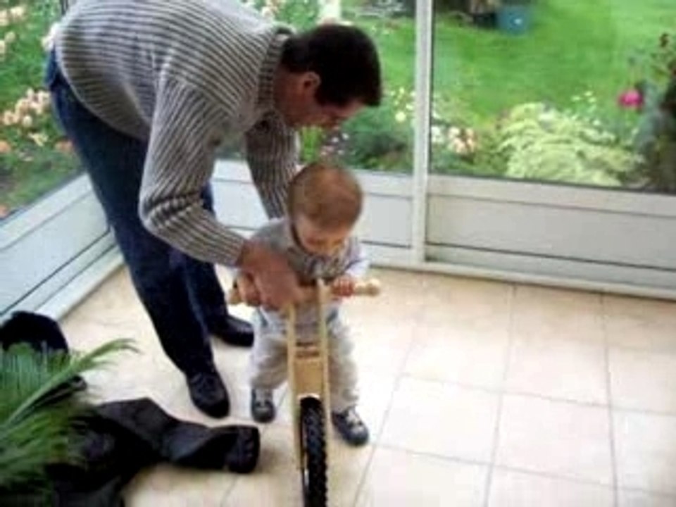 Esteban essaie sa draisienne