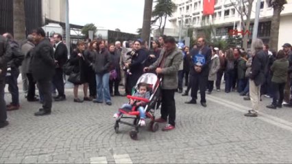 Izmir'de Hdp'lilerin Gözaltına Alınmasına Tepki