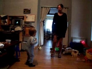 Esteban danse avec maman
