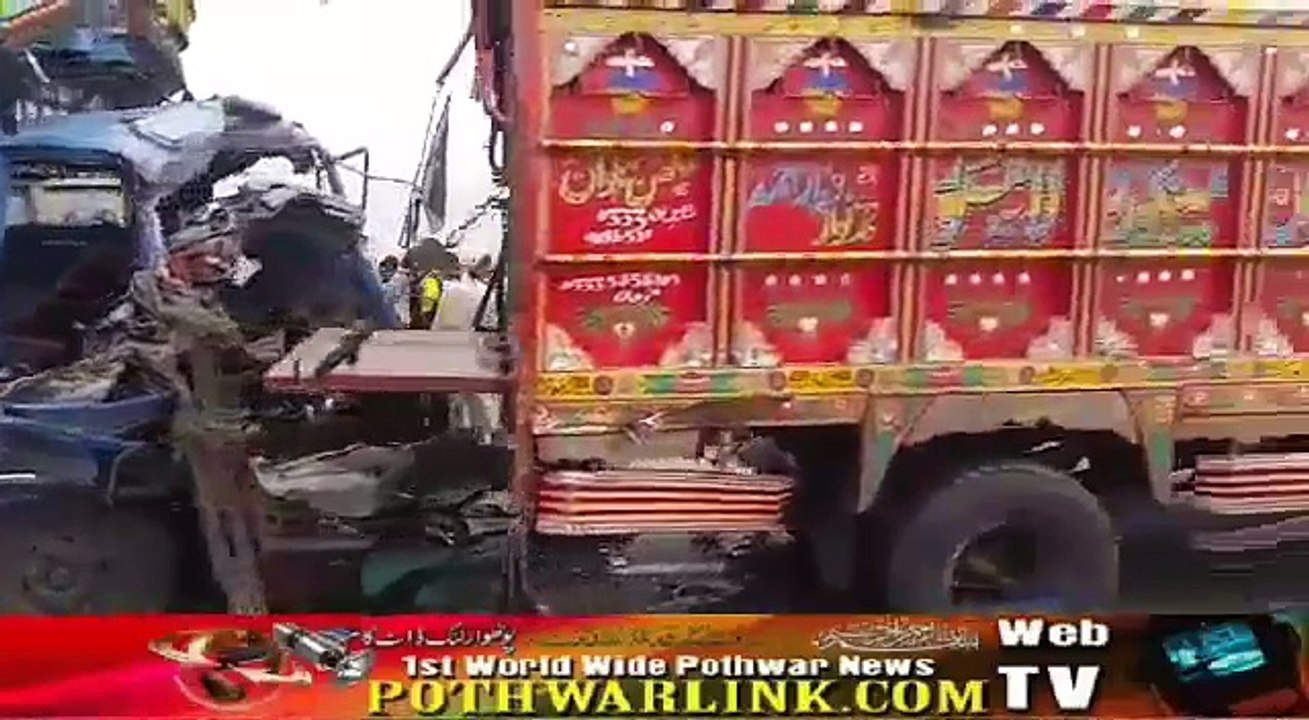 پشاورسےلاھور جانے والی (دس)گارڈیاں آپس میں ٹکرا گی