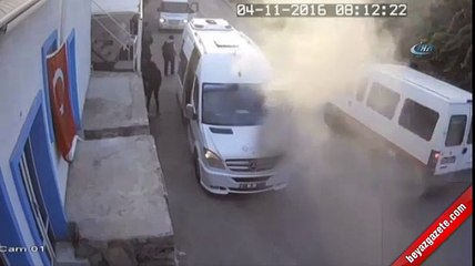 Öğrenci servisi aniden alev aldı