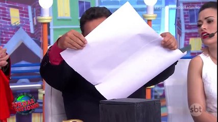 Palhaço faz mágica com Lucimara