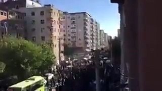 Diyarbakır'da patlama sonrası kalabalık polise taş attı, linç etmeye çalıştı!