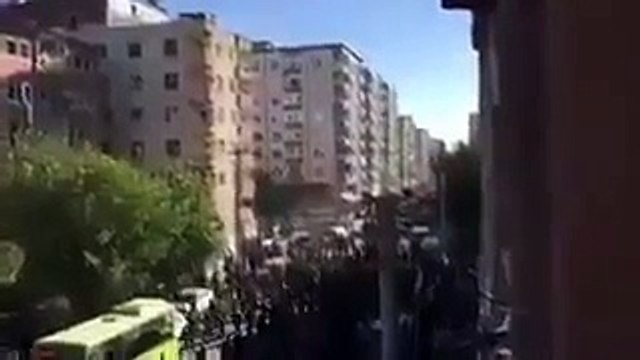 Diyarbakırda Halk HDP Binalsını Taşladı. Alem Diriliş Görsün