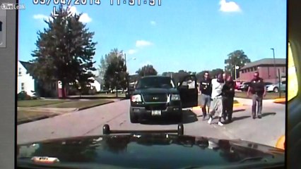 Un policier nerveux explose un pare-brise avec la tête d’un suspect !!