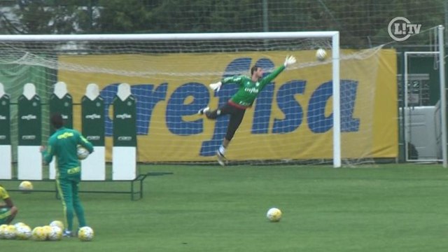 Pé calibrado! Jogadores do Palmeiras treinam faltas e Fabiano se destaca