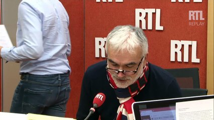 "Pauvre Jean-Vincent Placé, il a pris un revers", lance Pascal Praud