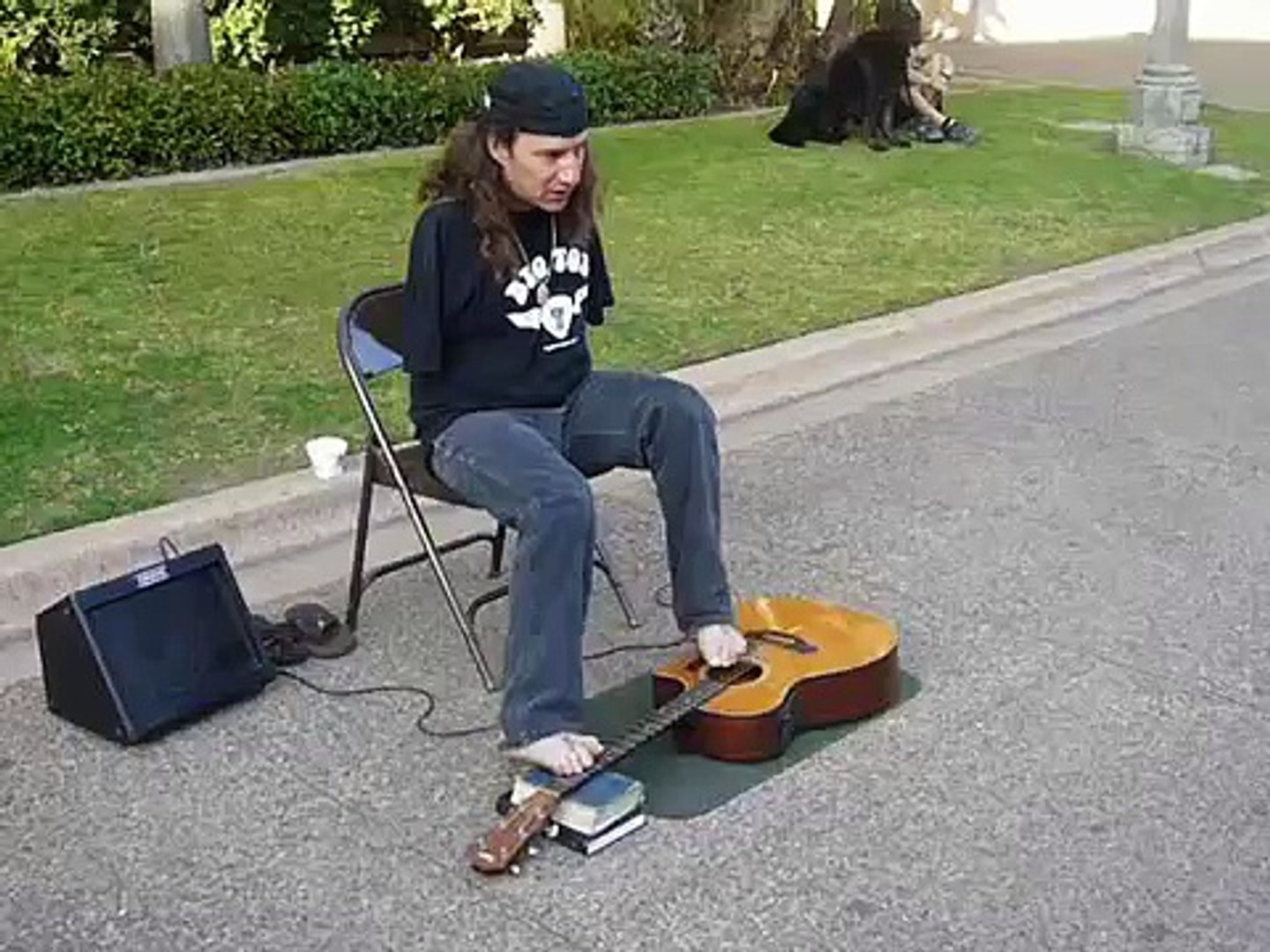 Ce surdoué de la guitare joue avec ses pieds! Dingue - Vidéo Dailymotion