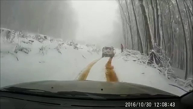 Ce débile oublie de mettre le frein à main sur une route enneigée et court après sa caisse